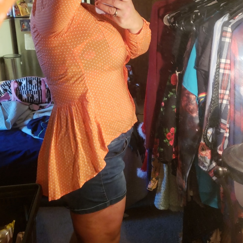 Hi-low button down. - Picture 4 of 7